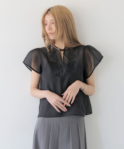 CLEIO(クレイオ)の「【CLEIO】テープ刺繍ネックリボン半袖ブラウス TAPE EMBROIDERY NECK RIBBON BLOUSE/940-13610(シャツ/ブラウス・レディース・ブラック/アイボリー・FREE)」の3枚目の写真