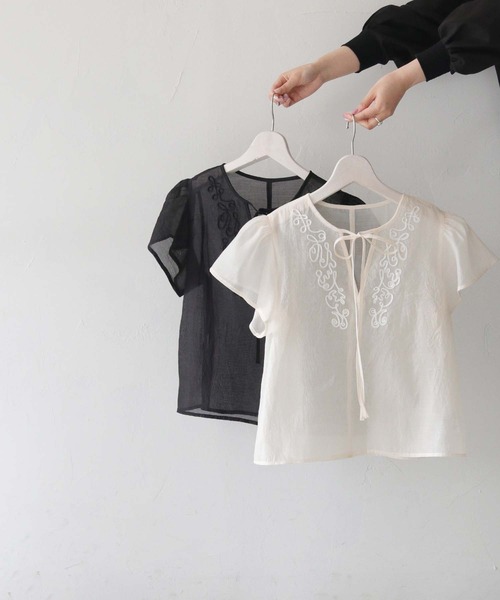 CLEIO(クレイオ)の「【CLEIO】テープ刺繍ネックリボン半袖ブラウス TAPE EMBROIDERY NECK RIBBON BLOUSE/940-13610(シャツ/ブラウス・レディース・ブラック/アイボリー・FREE)」の16枚目の写真