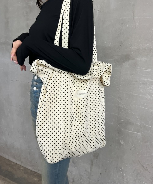Loco Ocean（ロコオーシャン）の「【A4サイズ収納可】ドット柄 フリル トートバッグ（トートバッグ・レディース・ブラック/ホワイト・ONE SIZE）」の2枚目の写真