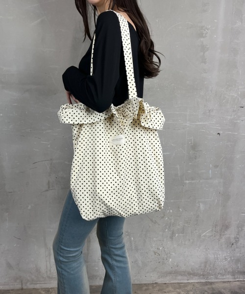 Loco Ocean（ロコオーシャン）の「【A4サイズ収納可】ドット柄 フリル トートバッグ（トートバッグ・レディース・ブラック/ホワイト・ONE SIZE）」の4枚目の写真