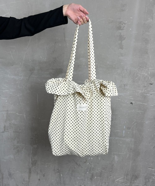 Loco Ocean（ロコオーシャン）の「【A4サイズ収納可】ドット柄 フリル トートバッグ（トートバッグ・レディース・ブラック/ホワイト・ONE SIZE）」の3枚目の写真