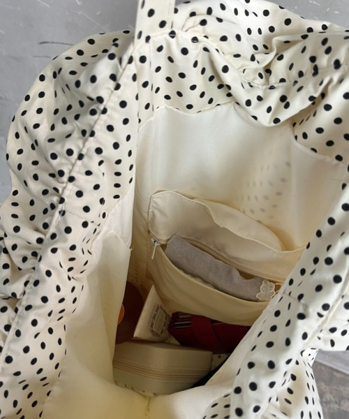 Loco Ocean（ロコオーシャン）の「【A4サイズ収納可】ドット柄 フリル トートバッグ（トートバッグ・レディース・ブラック/ホワイト・ONE SIZE）」の12枚目の写真