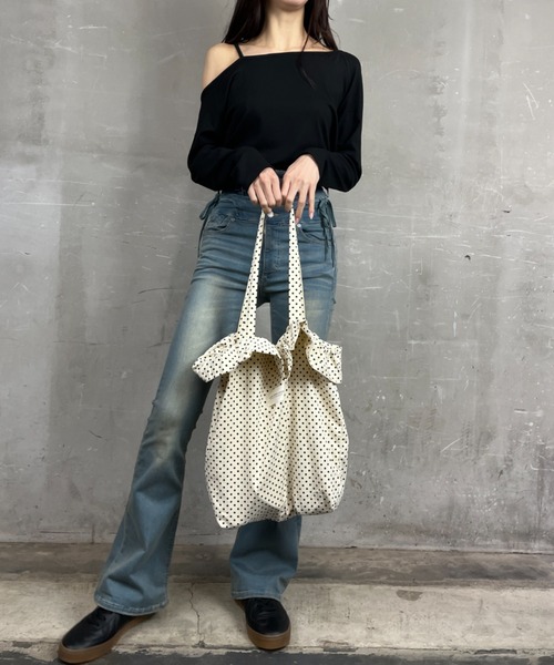 Loco Ocean（ロコオーシャン）の「【A4サイズ収納可】ドット柄 フリル トートバッグ（トートバッグ・レディース・ブラック/ホワイト・ONE SIZE）」の6枚目の写真