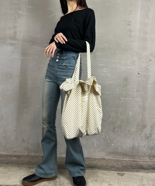 Loco Ocean（ロコオーシャン）の「【A4サイズ収納可】ドット柄 フリル トートバッグ（トートバッグ・レディース・ブラック/ホワイト・ONE SIZE）」の7枚目の写真