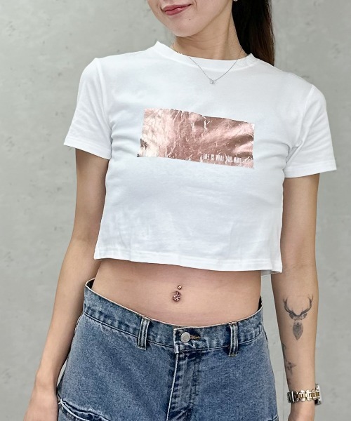 Per sist ence(パーシエンス)の「箔プリントショート丈Tシャツ(Tシャツ/カットソー・レディース・ホワイト×ピンク/ホワイト×シルバー/ブラック×シルバー/ホワイト×ゴールド/ブラック×ゴールド・ONE SIZE)」の2枚目の写真
