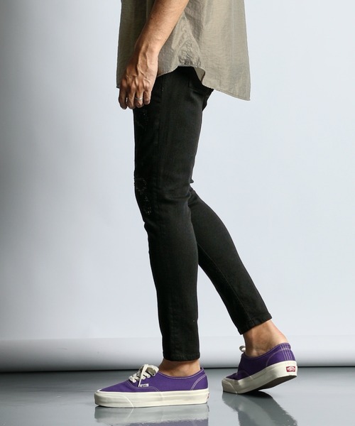 The DUFFER of ST.GEORGE(ザダファーオブセントジョージ)の「【WEB限定アイテム】「GUM STRETCH DENIM」REPAIR&PAINT 5PKT PANTS :超伸縮「ガムストレッチ デニム」ダメージ&ペイント加工 ブラックデニム(デニムパンツ・メンズ・ブラック・SMALL/MEDIUM/LARGE/X-LARGE)」の4枚目の写真