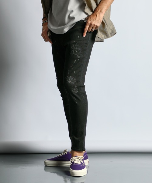 The DUFFER of ST.GEORGE(ザダファーオブセントジョージ)の「【WEB限定アイテム】「GUM STRETCH DENIM」REPAIR&PAINT 5PKT PANTS :超伸縮「ガムストレッチ デニム」ダメージ&ペイント加工 ブラックデニム(デニムパンツ・メンズ・ブラック・SMALL/MEDIUM/LARGE/X-LARGE)」の2枚目の写真