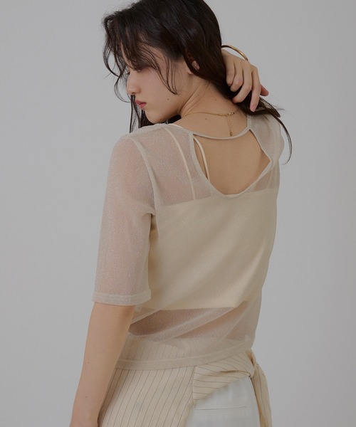 MUHET(ミュエータ)の「glitter back open sheer tops / グリッターバックオープンシアートップス(Tシャツ/カットソー・レディース・ライトグレー/ブラック/アイボリー・FREE)」の2枚目の写真