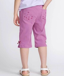BeBe（ベベ）の「フラワー刺しゅうポケットストレッチウェザーカプリパンツ(90~160cm)（その他パンツ・キッズ）」