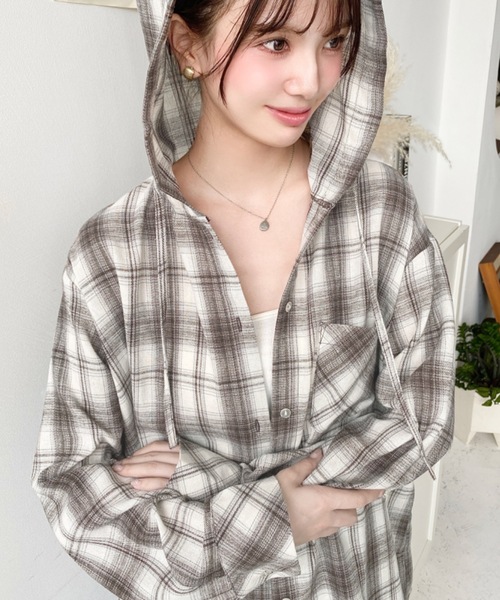 moment+(モーメントプラス)の「フード付き長袖チェックシャツ(シャツ/ブラウス・レディース・アイボリー/ブラック/ベージュ/ブラウン/ボルドー・M/L)」の8枚目の写真