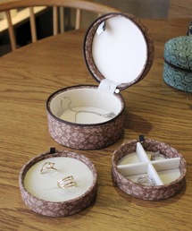 contra bo nepre（コントラ ボ ネプレ ）の「【contra bo ne-pre/コントラ ボ ネプレ】ボタニカル柄アクセサリーケース / おしゃれなギフトに最適！ /  USINE pattern accessories case SUKARETTO（ポーチ）」