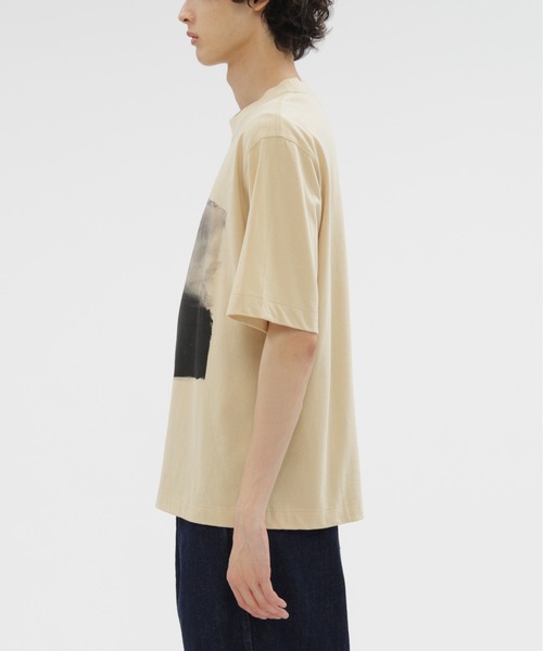 MHL.（エムエイチエル）の「LIGHT ORGANIC COTTON JERSEY TOP（Tシャツ/カットソー・メンズ・ベージュ・MEDIUM/LARGE）」の3枚目の写真