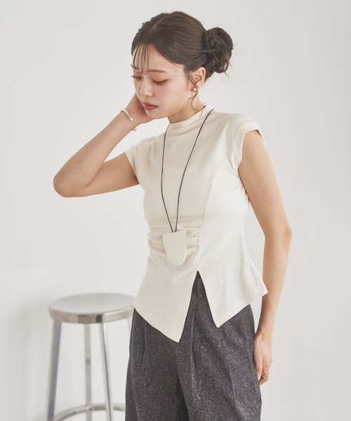 LAULEN（ローレン）の「key necklace set off neck slit tops /ネックレス付きオフネックスリットトップス（Tシャツ/カットソー・レディース・チャコールグレー/ブラウン/アイボリー/ブラック/ワインレッド・FREE）」の2枚目の写真