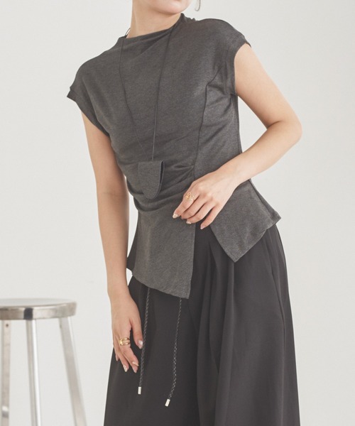 LAULEN（ローレン）の「key necklace set off neck slit tops /ネックレス付きオフネックスリットトップス（Tシャツ/カットソー・レディース・チャコールグレー/ブラウン/アイボリー/ブラック/ワインレッド・FREE）」の8枚目の写真