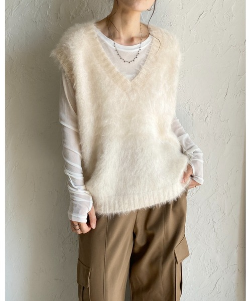 She's Closet(シーズクローゼット)の「深Vネックフェザーヤーンラメシャギーニットベスト(ベスト・レディース・グレー/アイボリー/グレイッシュベージュ・FREE)」の4枚目の写真
