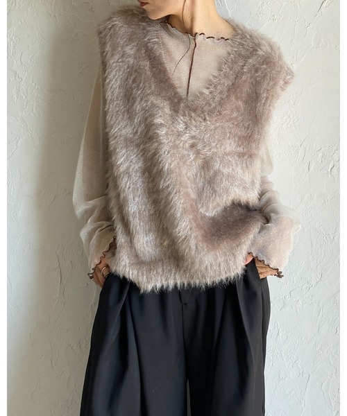 She's Closet(シーズクローゼット)の「深Vネックフェザーヤーンラメシャギーニットベスト(ベスト・レディース・グレー/アイボリー/グレイッシュベージュ・FREE)」の5枚目の写真