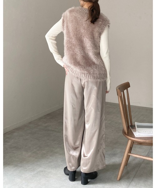 She's Closet(シーズクローゼット)の「深Vネックフェザーヤーンラメシャギーニットベスト(ベスト・レディース・グレー/アイボリー/グレイッシュベージュ・FREE)」の8枚目の写真