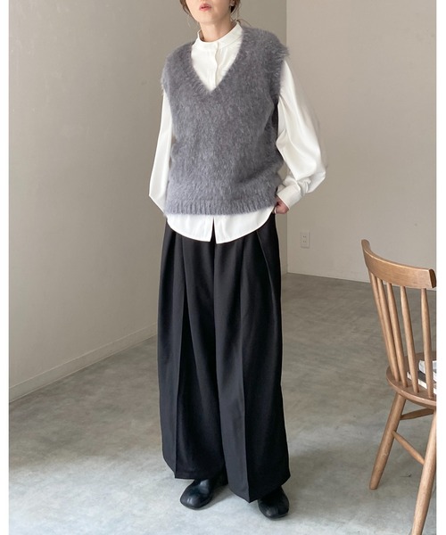 She's Closet(シーズクローゼット)の「深Vネックフェザーヤーンラメシャギーニットベスト(ベスト・レディース・グレー/アイボリー/グレイッシュベージュ・FREE)」の12枚目の写真