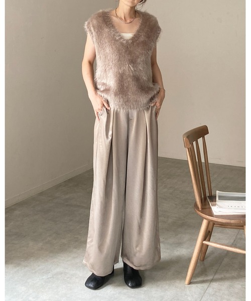 She's Closet(シーズクローゼット)の「深Vネックフェザーヤーンラメシャギーニットベスト(ベスト・レディース・グレー/アイボリー/グレイッシュベージュ・FREE)」の13枚目の写真