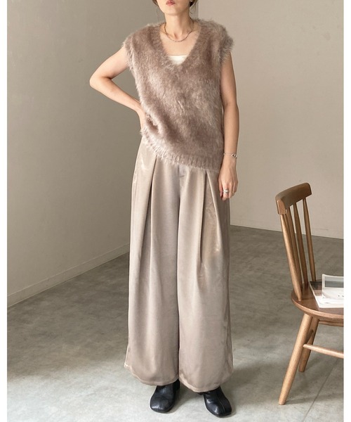 She's Closet(シーズクローゼット)の「深Vネックフェザーヤーンラメシャギーニットベスト(ベスト・レディース・グレー/アイボリー/グレイッシュベージュ・FREE)」の14枚目の写真
