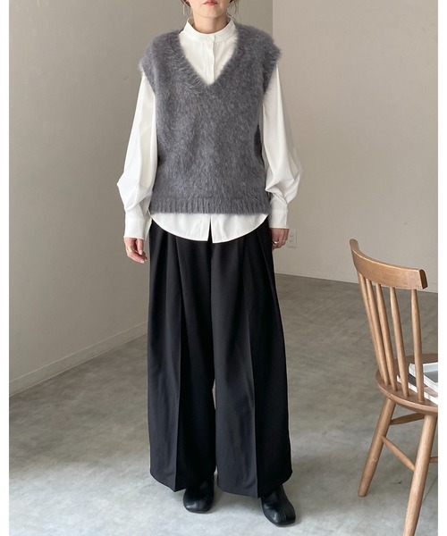 She's Closet(シーズクローゼット)の「深Vネックフェザーヤーンラメシャギーニットベスト(ベスト・レディース・グレー/アイボリー/グレイッシュベージュ・FREE)」の19枚目の写真