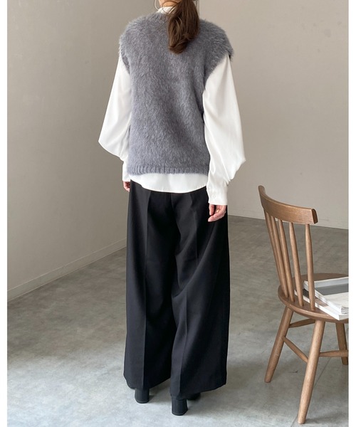 She's Closet(シーズクローゼット)の「深Vネックフェザーヤーンラメシャギーニットベスト(ベスト・レディース・グレー/アイボリー/グレイッシュベージュ・FREE)」の20枚目の写真