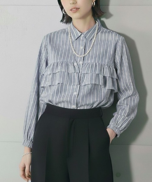 Mac-House（マックハウス）の「Idnes 華やかフリルが映えるストライプフリルシャツ（シャツ/ブラウス・レディース・ブルー/ラベンダー/ネイビー・M）」の2枚目の写真