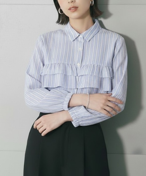 Mac-House（マックハウス）の「Idnes 華やかフリルが映えるストライプフリルシャツ（シャツ/ブラウス・レディース・ブルー/ラベンダー/ネイビー・M）」の3枚目の写真