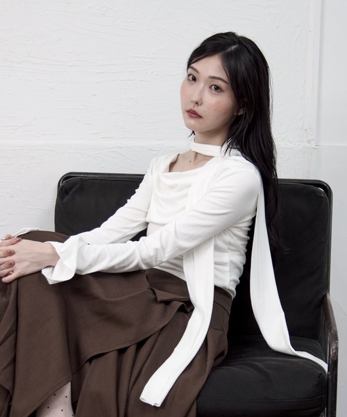 Y/lim(イリム)の「スリムマフラー付きドレープTシャツ(Tシャツ/カットソー・レディース・ブラック/レッド/オフホワイト/グレー・FREE)」の2枚目の写真