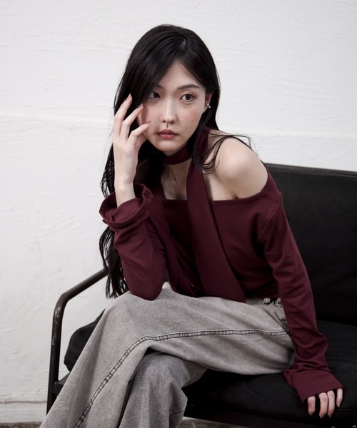 Y/lim(イリム)の「スリムマフラー付きドレープTシャツ(Tシャツ/カットソー・レディース・ブラック/レッド/オフホワイト/グレー・FREE)」の17枚目の写真