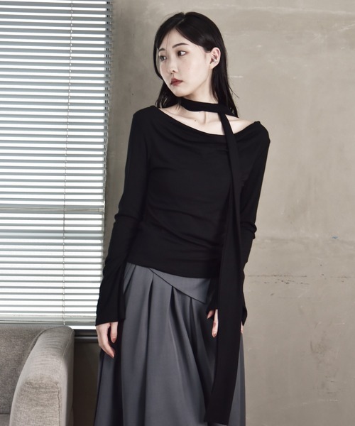 Y/lim(イリム)の「スリムマフラー付きドレープTシャツ(Tシャツ/カットソー・レディース・ブラック/レッド/オフホワイト/グレー・FREE)」の6枚目の写真