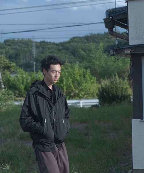 TROVE（トローヴ）の「FUTURE VINTAGE HOODED JACKET（ナイロンジャケット・メンズ・アイボリー/ブラック・1/3）」の2枚目の写真