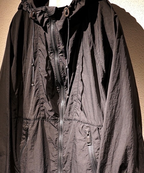 TROVE（トローヴ）の「FUTURE VINTAGE HOODED JACKET（ナイロンジャケット・メンズ・アイボリー/ブラック・1/3）」の3枚目の写真