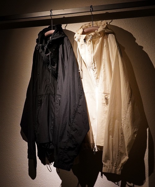 TROVE（トローヴ）の「FUTURE VINTAGE HOODED JACKET（ナイロンジャケット・メンズ・アイボリー/ブラック・1/3）」の7枚目の写真