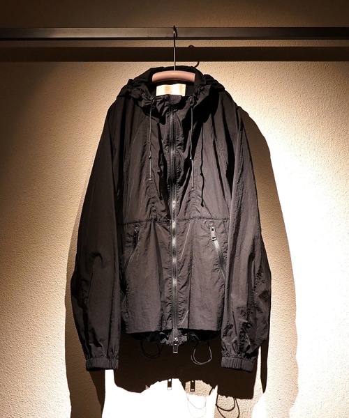 TROVE（トローヴ）の「FUTURE VINTAGE HOODED JACKET（ナイロンジャケット・メンズ・アイボリー/ブラック・1/3）」の4枚目の写真