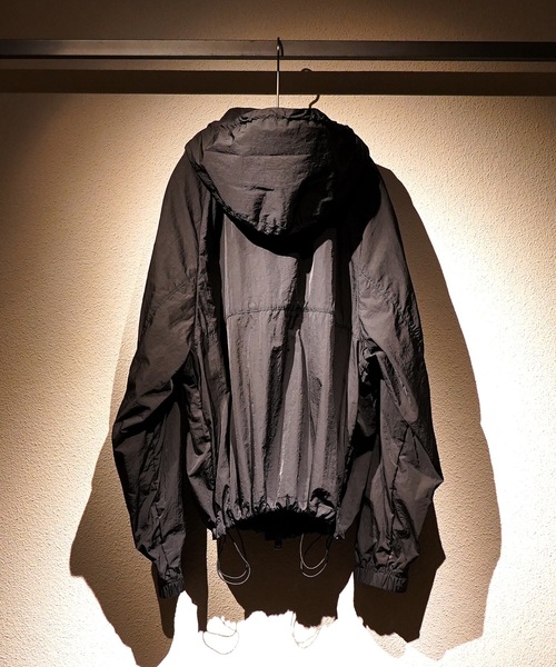 TROVE（トローヴ）の「FUTURE VINTAGE HOODED JACKET（ナイロンジャケット・メンズ・アイボリー/ブラック・1/3）」の5枚目の写真