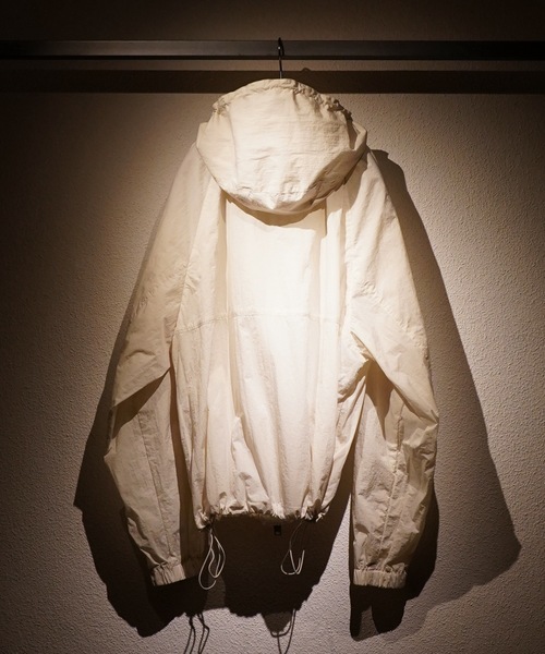 TROVE（トローヴ）の「FUTURE VINTAGE HOODED JACKET（ナイロンジャケット・メンズ・アイボリー/ブラック・1/3）」の6枚目の写真