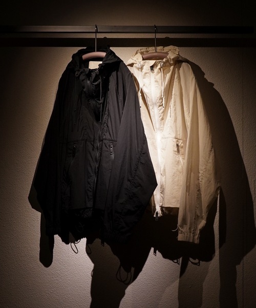 TROVE（トローヴ）の「FUTURE VINTAGE HOODED JACKET（ナイロンジャケット・メンズ・アイボリー/ブラック・1/3）」の8枚目の写真