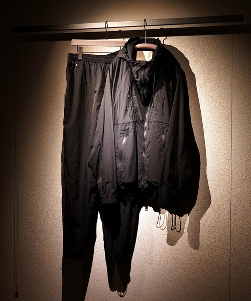 TROVE（トローヴ）の「FUTURE VINTAGE HOODED JACKET（ナイロンジャケット・メンズ・アイボリー/ブラック・1/3）」の10枚目の写真