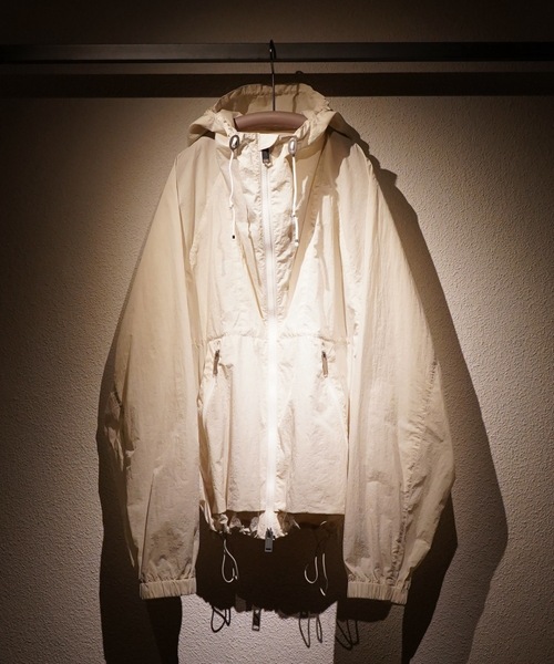 TROVE（トローヴ）の「FUTURE VINTAGE HOODED JACKET（ナイロンジャケット・メンズ・アイボリー/ブラック・1/3）」の11枚目の写真