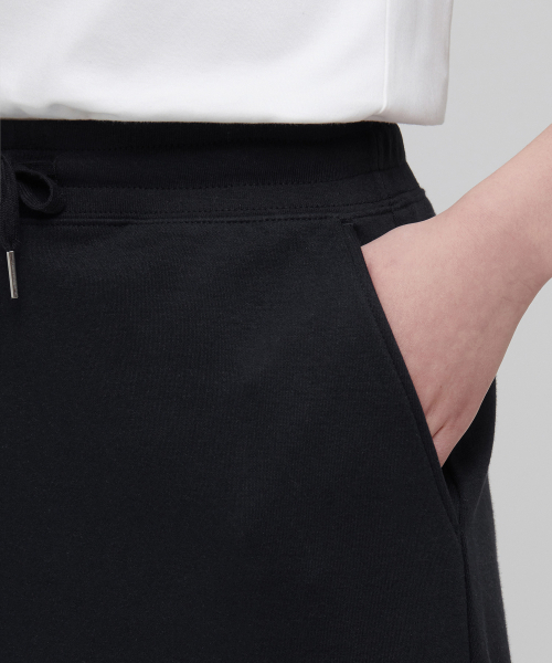 MUSINSA STANDARD WOMAN（ムシンサスタンダードウーマン）の「ウィメンズフラットテリースウェットミニスカート[ブラック]（スカート・レディース・その他・SMALL/MEDIUM/LARGE/X-SMALL）」の4枚目の写真