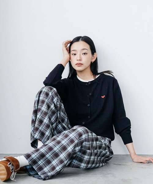 mili an deni(ミリアンデニ)の「ハート刺繍ニットカーディガン(カーディガン/ボレロ・レディース・レッド/ネイビー/ブラック/オフホワイト・M)」の18枚目の写真