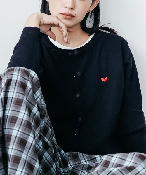 mili an deni(ミリアンデニ)の「ハート刺繍ニットカーディガン(カーディガン/ボレロ・レディース・レッド/ネイビー/ブラック/オフホワイト・M)」の10枚目の写真