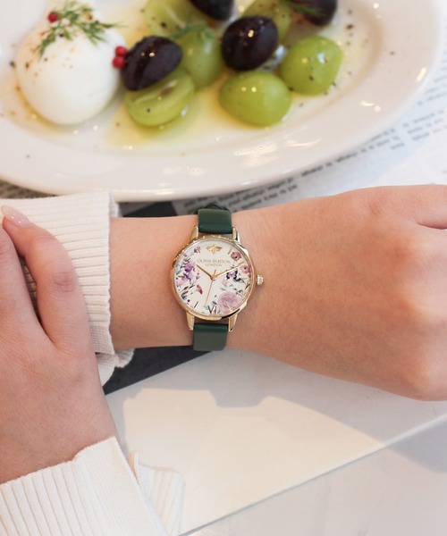 OLIVIA BURTON(オリビアバートン)の「「OLIVIA BURTON/オリビアバートン」シグネチャー - 30mm イラストレイテッド フローラル(アナログ腕時計・レディース・ライトグレー/グリーン・30mm)」の2枚目の写真