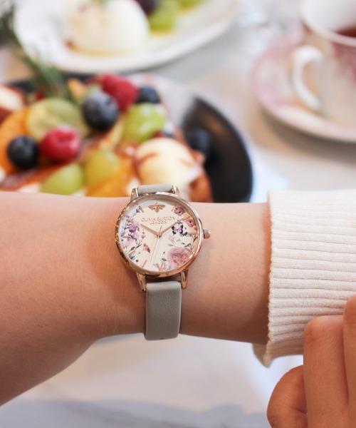 OLIVIA BURTON(オリビアバートン)の「「OLIVIA BURTON/オリビアバートン」シグネチャー - 30mm イラストレイテッド フローラル(アナログ腕時計・レディース・ライトグレー/グリーン・30mm)」の1枚目の写真