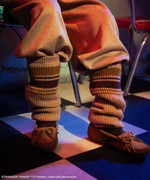 Green Parks(グリーンパークス)の「■STRANGER THINGS×MINNETONKA レッグウォーマー(レッグウォーマー・レディース・チャコールグレー/ライトブラウン・FREE)」の2枚目の写真