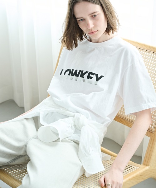 kha:ki（カーキ）の「「KHA:KI / カーキ」BOX TEE -LOWKEY-（Tシャツ/カットソー・レディース・ブラック/ホワイト・1）」の2枚目の写真