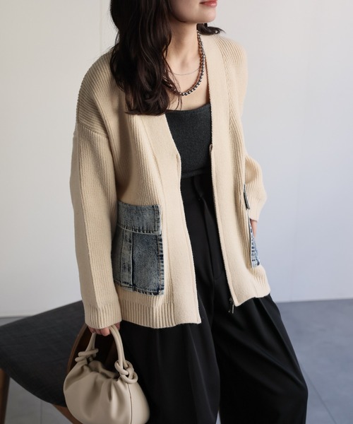ap retro(アプレトロ)の「デニムポケットVネックニットカーディガン / ZIPカーディガン(カーディガン/ボレロ・レディース・グレー/ブラック/ベージュ・FREE)」の1枚目の写真