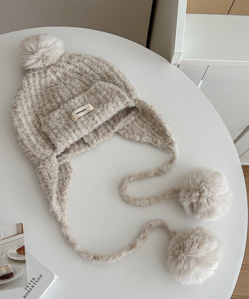 TONE SELECT GOODS(トーンセレクトグッズ)の「pur chouchou/耳当てつき ファーポンポン ニット帽 P4528(ニットキャップ/ビーニー・レディース・ブラック/ホワイト/ベージュ/グレイッシュベージュ・FREE)」の1枚目の写真