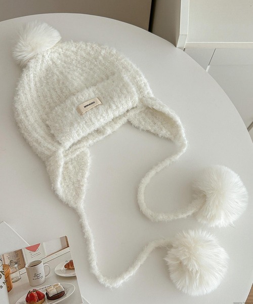 TONE SELECT GOODS(トーンセレクトグッズ)の「pur chouchou/耳当てつき ファーポンポン ニット帽 P4528(ニットキャップ/ビーニー・レディース・ブラック/ホワイト/ベージュ/グレイッシュベージュ・FREE)」の2枚目の写真